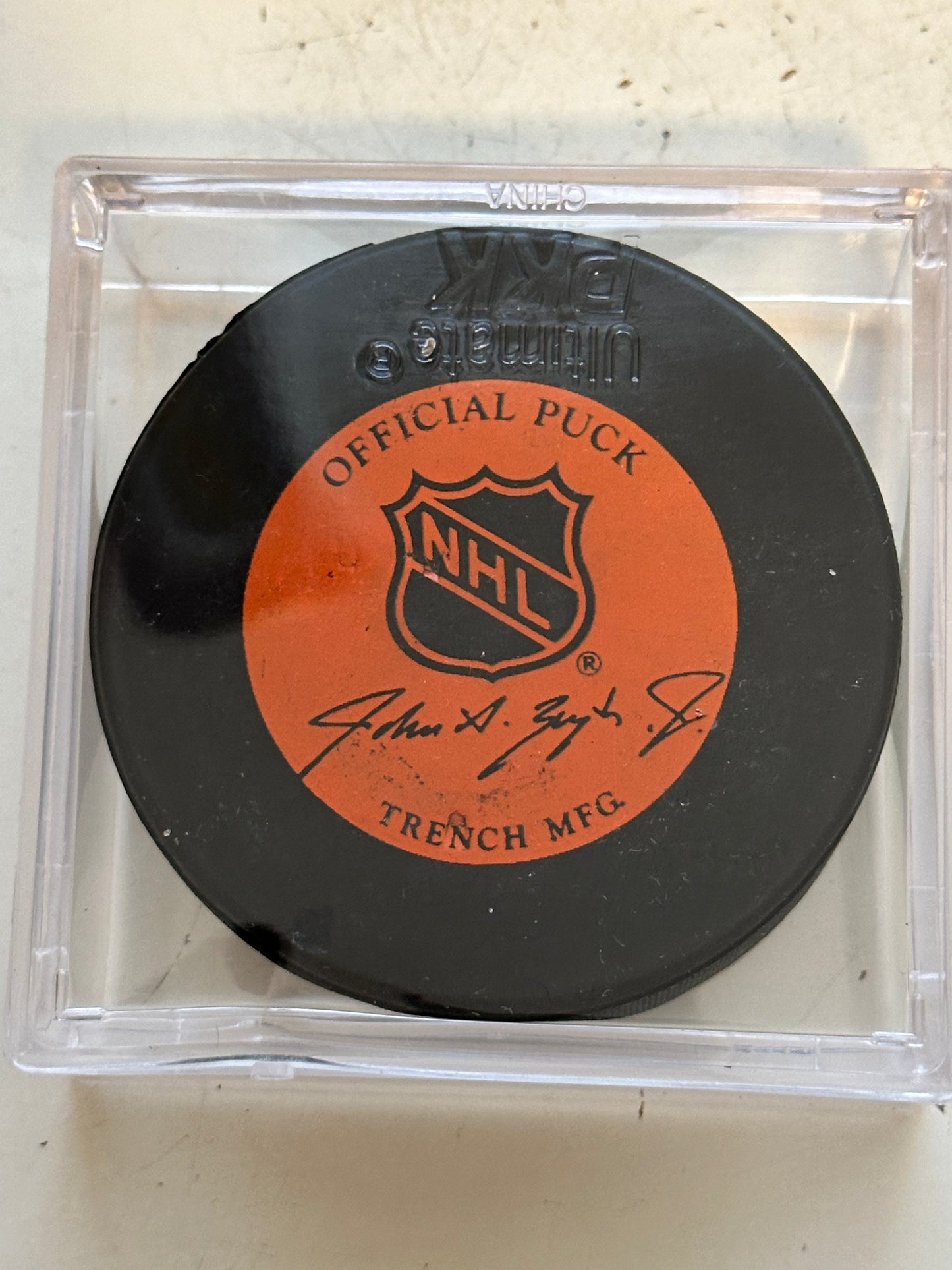 Bobby Hull Winnipeg Jets signed hockey puck with COA