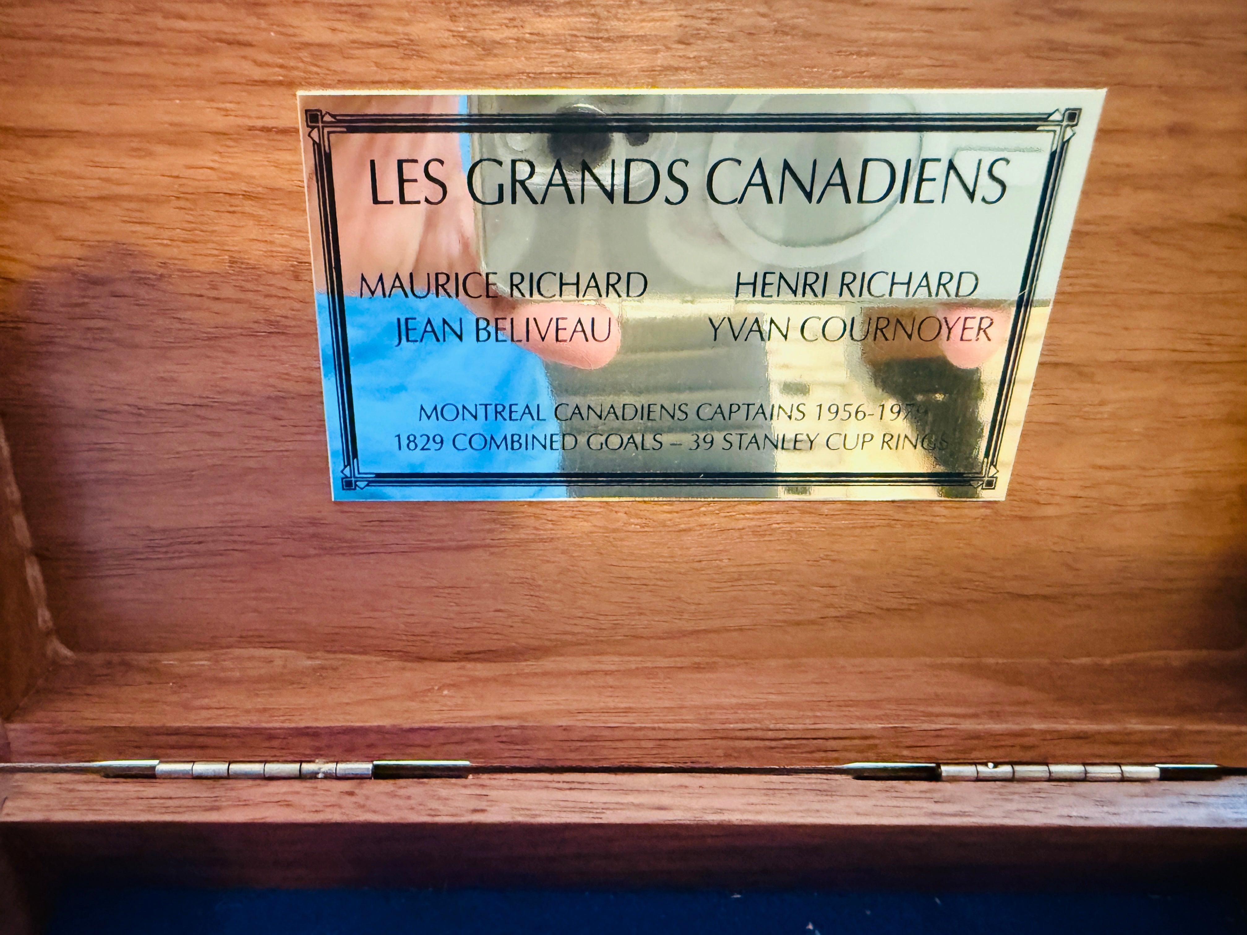 Montréal Canadiens hockey legends two autographed pucks withCOA in wooden display holder