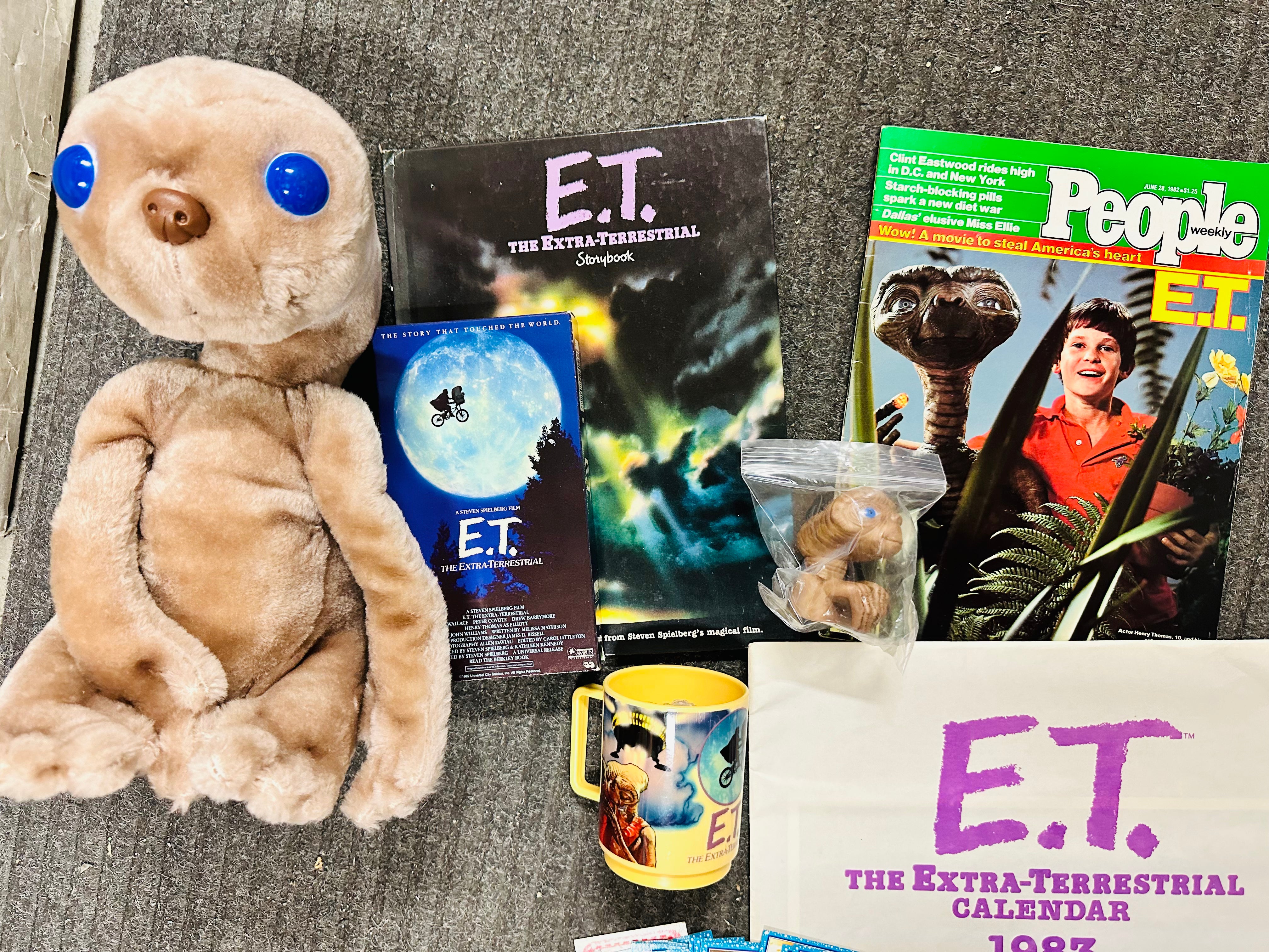 E.T.movie original plush doll with collectible lot deal 1980s
