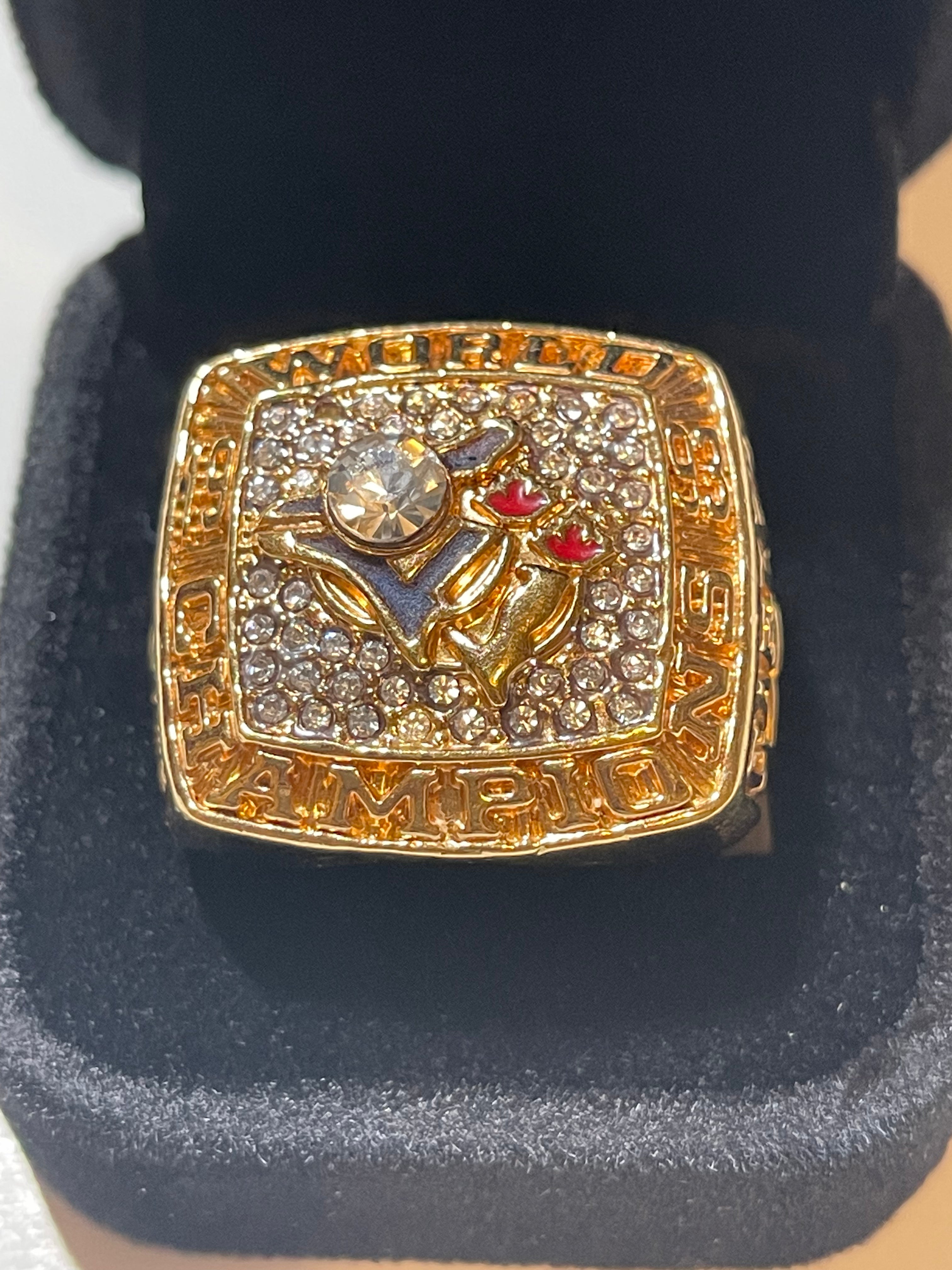 Toronto Blue Jays World Series baseball champs Joe Carter replica ring