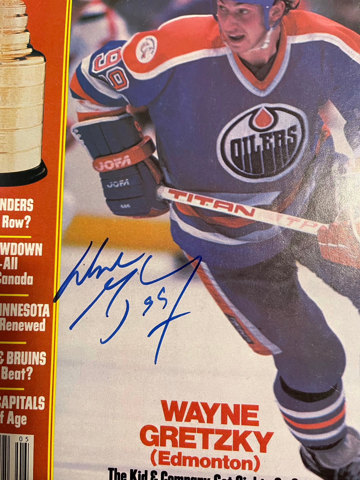 Wayne Gretzky rare autograph Hockey illustrated sports magazine with COA