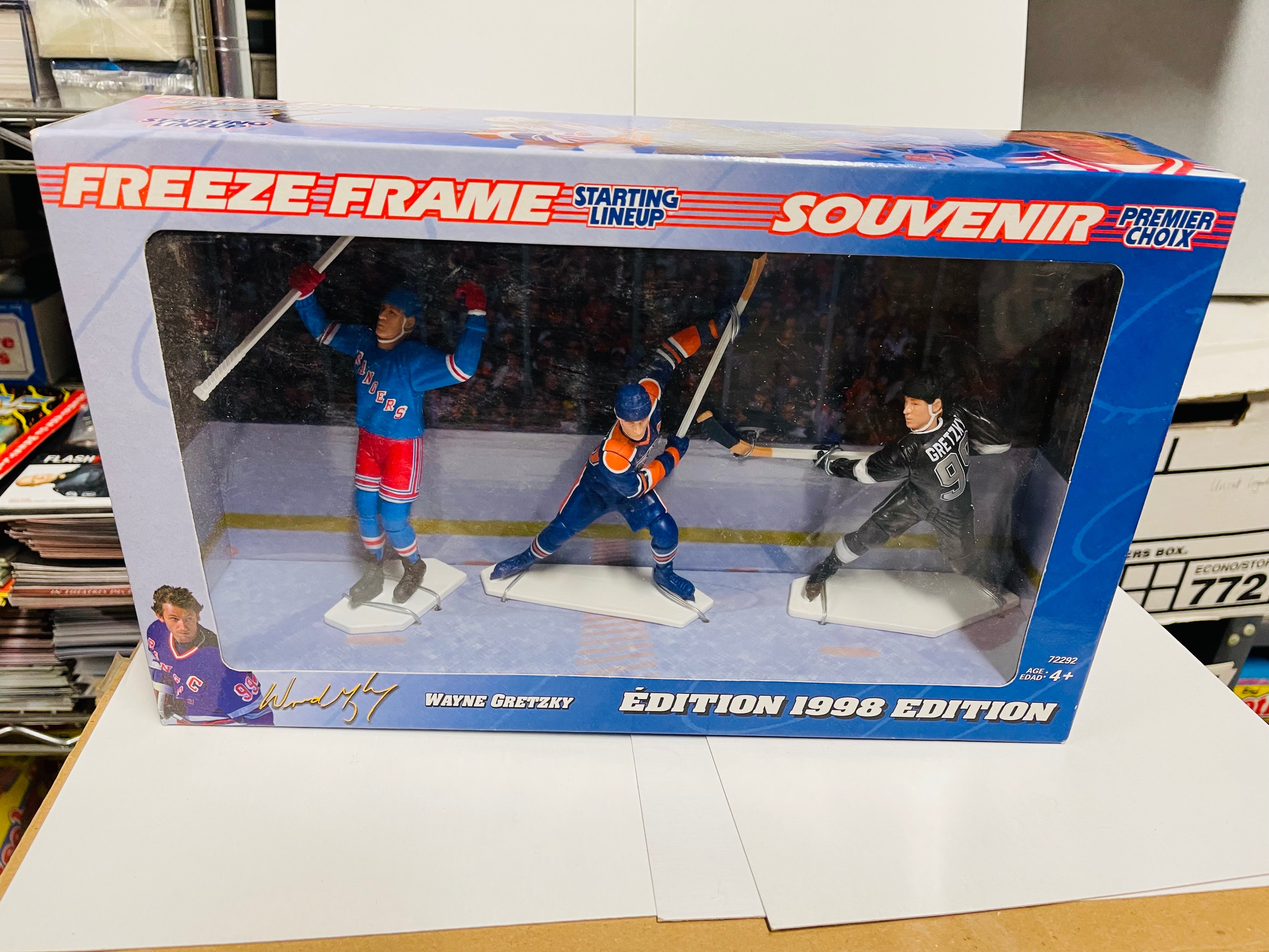 Wayne Gretzky  Freeze frame 3 figures in box 1990s