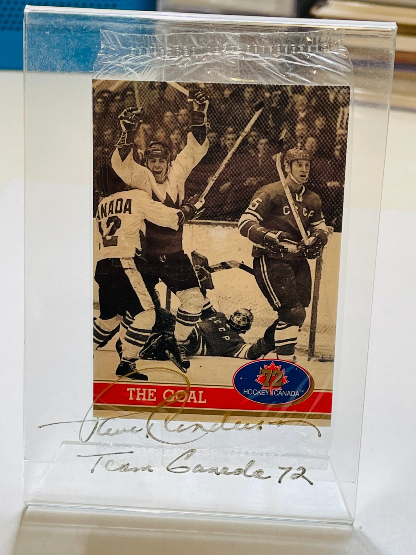 Paul Henderson autograph plastic holder with team Canada cards promo pack